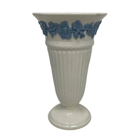 Wedgwood of Etruria & Barlaston Queensware English Grape leaf Vase - Picture 1 of 9